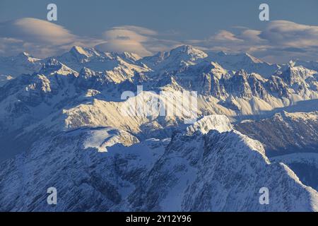 Berggipfel im Abendlicht mit Föhnwolken, Winter, Blick von der Zugspitze in die Stubaier Alpen, Oberbayern, Bayern, Deutschland, Europa Stockfoto