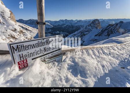 Wegweiser Klettersteig, Winter, Schnee, Eis, Mittenwald Klettersteig, Karwendelgebirge, Oberbayern, Bayern, Deutschland, Europa Stockfoto