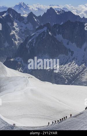 Bergsteiger auf Gletscher vor den Bergen, Gruppe, Mont Blanc-Massiv, Chamonix, Französische Alpen, Frankreich, Europa Stockfoto