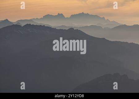 Silhouette eines Berggipfels im Abendlicht, Dunst, Hintergrundbeleuchtung, Herbst, Blick vom Nebelhorn zum Hohen Ifen und Saentis, Allgäuer Alpen, Allgäuer Alpen, Allgäuer, Stockfoto