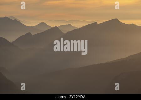 Berggipfel als Silhouette im Abendlicht, Dunst, Hintergrundbeleuchtung, Blick vom Nebelhorn zu den Allgäuer Alpen, Allgäuer, Deutschland, Europa Stockfoto