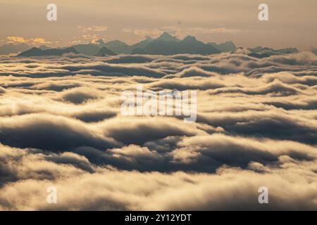 Berggipfel über starkem Nebel im Hintergrund, Blick von der Zugspitze auf den Alpenhauptkamm, Winter, Oberbayern, Bayern, Deutschland, Europa Stockfoto