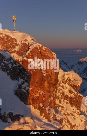 Berggipfel mit Gipfelkreuz im Abendlicht, Sonnenuntergang, Winter, Zugspitze, Zugspitzgipfel, Wettersteinkette, Oberbayern, Bayern, Deutschland, Stockfoto