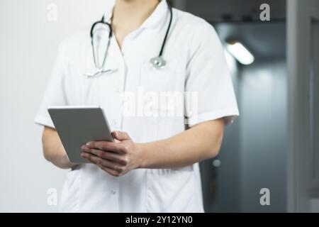Nahaufnahme eines männlichen Arztes mit Stethoskop im Krankenhaus. Medizinisches Konzept mit Kopierraum Stockfoto