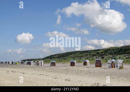 Liegereihe am Sandstrand unter blauem Himmel, spiekeroog, ostfriesland, Nordsee, deutschland Stockfoto