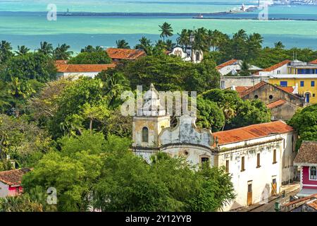 Historische Stadt Olinda mit ihren Villen und Kirchen inmitten der Vegetation mit Blick auf das Meer, Olinda, Pernambuco, Brasilien, Südamerika Stockfoto