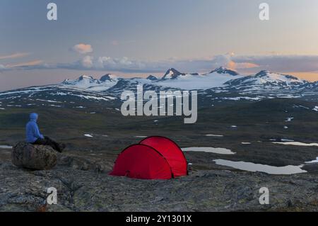 Der Wanderer blickt von seinem Zelt zum Sulitelma-Massiv mit dem Sulitelma-Gletscher, Laponia-Weltkulturerbe, Lappland, Schweden und dem Suliskong Stockfoto