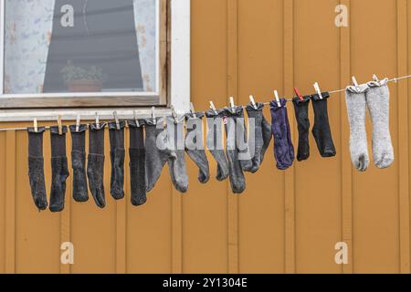 Socken hängen an der Wäscheleine vor dem Haus, Sisimiut, Westgrönland, Grönland, Nordamerika Stockfoto