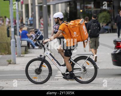 Lieferando Lieferservice, Fahrradkurier mit Thermalrucksack, E-Bike, Düsseldorf, Nordrhein-Westfalen, Deutschland, Europa Stockfoto