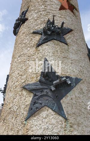 Nahaufnahme eines Sternenreliefs auf einer Betonsäule, Skulpturen sind angebracht, Sterne für Portugal und Deutschland, Nationalsäule vor dem Europäischen Museum Stockfoto