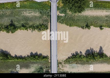 Luftaufnahme eines überfluteten Flusses und einer Brücke, Hochwasser, Loisach, Alpenvorland, Oberbayern, Bayern, Deutschland, Europa Stockfoto