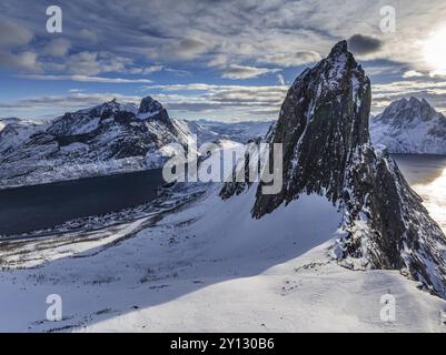 Aus der Vogelperspektive von Bergen am Meer, Fjord, Sonnenstrahlen, Winter, Schnee, Mount Segla, Senja, Troms, NorwayDefault Stockfoto