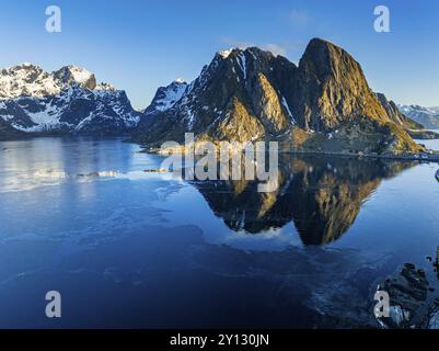 Aus der Vogelperspektive von Bergen, Küste, Winter, Sonne, reine, Kjerkfjorden, Moskenesoya, Lofoten, Norwegen, Europa Stockfoto