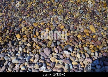 Bunte Kieselsteine am Ufer mit verschiedenen Mustern und Texturen, Lambi Beach, Kieselstrand, Patmos, Dodekanese, griechische Inseln, Griechenland, Europa Stockfoto