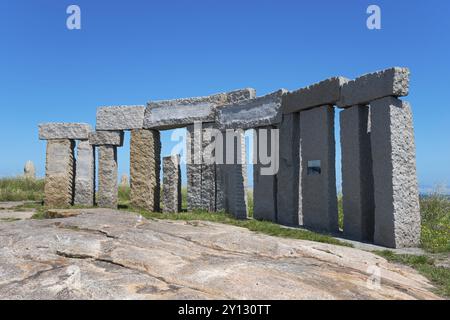 Kreisförmige Steinstruktur, unter einem klaren blauen Himmel mit Natur im Hintergrund, Monumento a los Fusilados de la Republica, Denkmal für die Ex Stockfoto