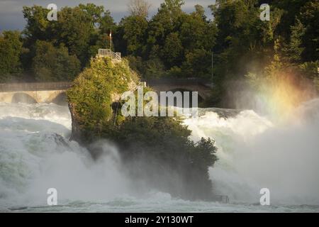 Der Rhein bei Schaffhausen in der Schweiz mit Regenbogenfarben und dem Mittelfelsen. Eine extreme Wassermenge im Jahr 2024 Stockfoto