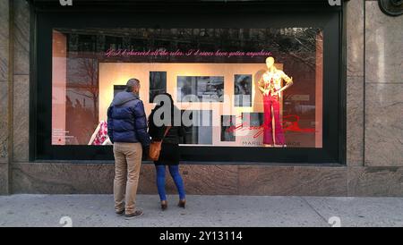 New York, New York - 5. März. 2013: Ein Marilyn Monroe-Fenster im Macy's in Manhattan Stockfoto