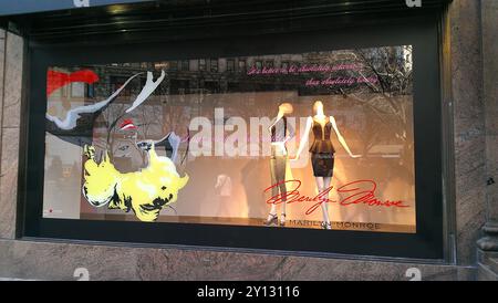 New York, New York - 5. März. 2013: Ein Marilyn Monroe-Fenster im Macy's in Manhattan Stockfoto