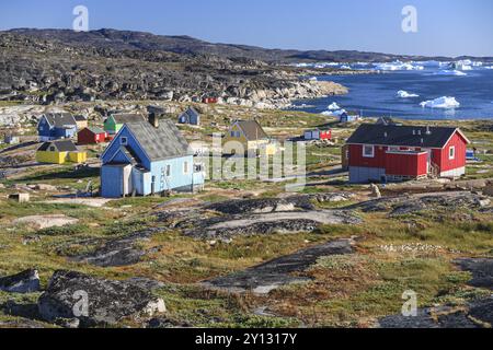 Typische grönländische Häuser, Inuit-Siedlung vor Eisbergen, Qeqertaq, Disko Bay, Westgrönland, Grönland, Nordamerika Stockfoto