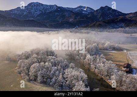 Luftaufnahme eines Flusses vor den Bergen im Winter, Raureif, Nebel, Morgenlicht, Blick auf Herzogstand und Heimgarten, Loisach, Alpenvorland, Stockfoto