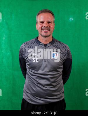 Barrow Manager Stephen Clemence während des Barrow AFC Photocall in der Holker Street, Barrow-in-Furness am Mittwoch, 4. September 2024. (Foto: Ian Allington | MI News) Credit: MI News & Sport /Alamy Live News Stockfoto