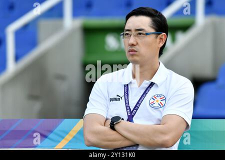 Cali, Kolumbien. September 2024. Fabio Akio Fukumoto Cheftrainer Paraguays beim Spiel der Gruppe C FIFA U-20-Frauen-Weltmeisterschaft Kolumbien 2024 zwischen Paraguay und Marokko im Olympischen Pascual Guerrero-Stadion in Cali am 4. September 2024. Foto: Alejandra Arango/DiaEsportivo/Alamy Live News Credit: DiaEsportivo/Alamy Live News Stockfoto