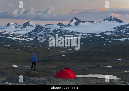 Der Wanderer blickt von seinem Zelt zum Sulitelma-Massiv mit dem Sulitelma-Gletscher, Laponia-Weltkulturerbe, Lappland, Schweden und dem Suliskong Stockfoto