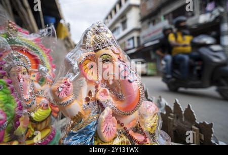 Guwahati, Indien. 4. September 2024. Idole der elefantenköpfigen hinduistischen Gottheit Ganesha wurden in der Nähe einer Straße vor dem Ganesh Chaturthi festi zum Verkauf gestellt Stockfoto