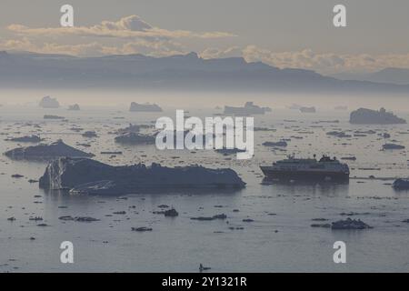 Hurtigruten-Schiff segelt durch Eisberge und Eisschollen, Sommer, Mitternachtssonne, Jakobshavn-Gletscher und Eisfjord, Ilulissat Kangerlua, Disko Bay, West Gr Stockfoto