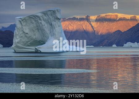 Große Eisberge im Fjord vor Bergen, Abendlicht, Scoresby Sound, Ostgrönland, Grönland, Nordamerika Stockfoto