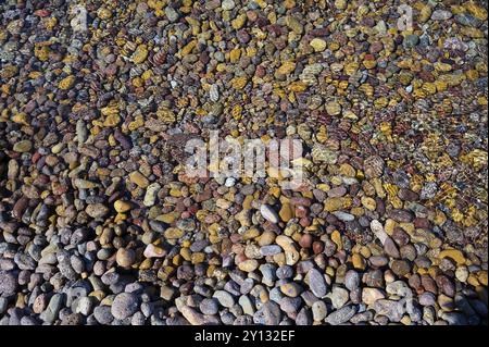Bunte Kieselsteine im Wasser mit verschiedenen Texturen und Mustern, Lambi Beach, Kieselstrand, Patmos, Dodekanese, Griechische Inseln, Griechenland, Europa Stockfoto