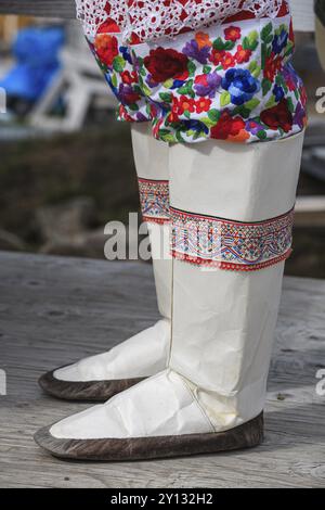 Traditionelle Schuhe eines Inuit, nationale Tracht, Sommer, sonnig, Upernavik, Westgrönland, Grönland, Nordamerika Stockfoto