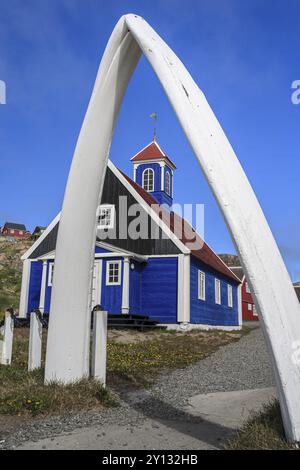 Historisches Gebäude und Walknochen vor einem blauen Himmel, Museum, Sisimiut, Westgrönland, Grönland, Nordamerika Stockfoto