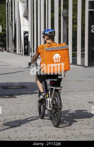 Lieferando Lieferservice, Fahrradkurier mit Thermalrucksack, Düsseldorf, Nordrhein-Westfalen, Deutschland, Europa Stockfoto