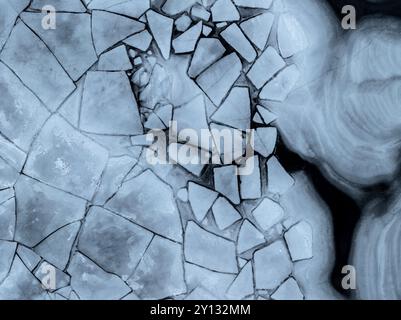 Luftaufnahme von gefrorenem See, Eisschollen, Winter, Storvatnet, Flakstadoya, Lofoten, Norwegen, Europa Stockfoto