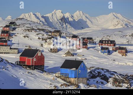 Typische grönländische Häuser vor verschneiten Bergen, Inuit Siedlung, Winter, Arktis, Kulusuk, Ostgrönland, Grönland, Nordamerika Stockfoto