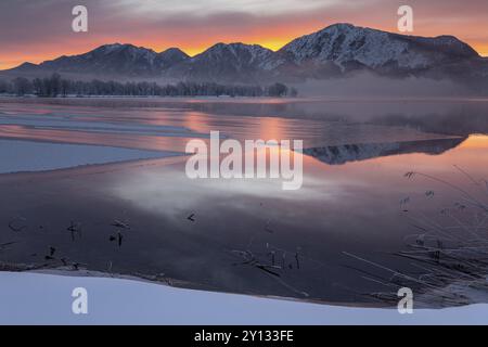 Berge spiegeln sich in See, Sonnenaufgang, Nebel, Winter, Schnee, Ice, Kochelsee, Alpenvorland, Bayern, Deutschland, Europa Stockfoto