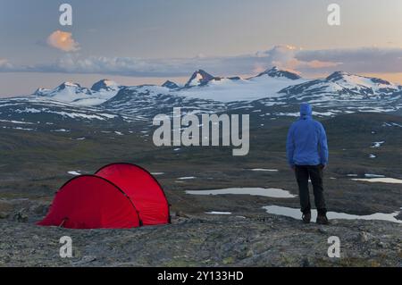 Der Wanderer blickt von seinem Zelt auf das Sulitelma-Massiv mit dem Sulitelma-Gletscher, Laponien, Lappland, Schweden und dem Gipfel Suliskongen, NOR Stockfoto