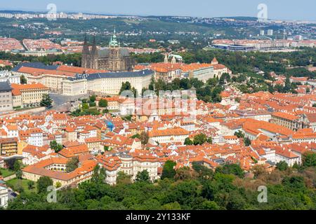 Luftaufnahme der Kleinstadt und der Prager Burg in Prag, Tschechische Republik. Stockfoto