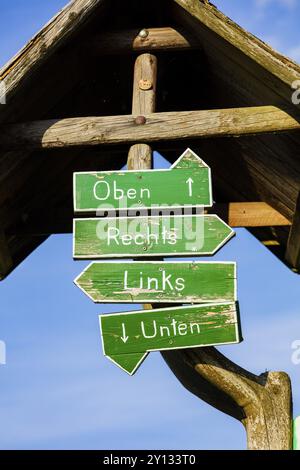 Humorvolle Wegweiser in Altenberg, Altenberg, Altenberg, Sachsen, Deutschland, Europa Stockfoto