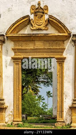 Barockes Kirchenportal mit Blick auf tropische Vegetation und Ruinen in der Stadt Olinda in Pernambuco, Olinda, Pernambuco, Brasilien, Südamerika Stockfoto