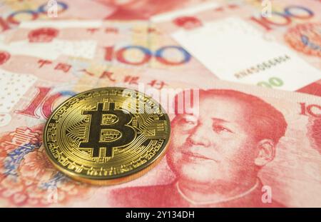 Kryptowährungskonzept, Ein Bitcoin mit Chinecewährung RMB, Renminbi Stockfoto