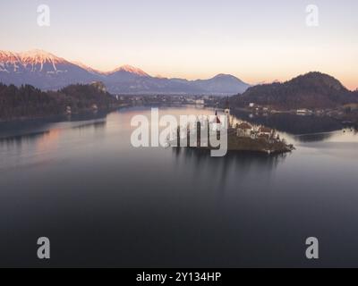 Luftbild von wundervoll helle Herbst Landschaft bei Sonnenuntergang. Tolle Märchen See Bled in den Julischen Alpen, Slowenien, Europa. Erstaunlich Luftbild an Stockfoto