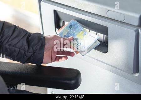 Nahaufnahme Foto von Mann, Bargeld, Euro von Geldautomaten Stockfoto