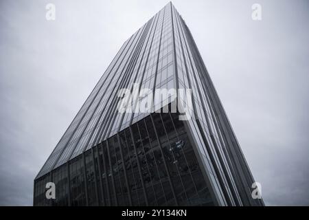 Panoramablick und perspektivische Sicht auf Hochhäuser aus Stahlblau-Glas, Industriearchitektur Stockfoto