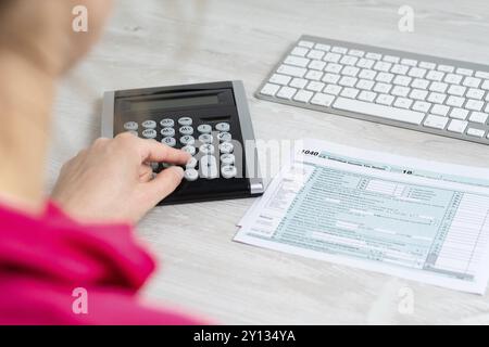 Mann Füllung U.S. Steuerformulars. Steuer bilden uns Geschäft Einkommen Bürokonzept Hand füllen Stockfoto