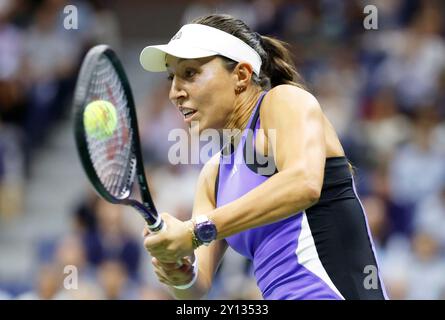 Flushing Meadow, United, Sagte. September 2024. Jessica Pegula kehrt den Ball an IgA Swiatek aus Polen im Halbfinale im Arthur Ashe Stadium bei den US Open Tennis Championships 2024 im USTA Billie Jean King National Tennis Center am Mittwoch, den 4. September 2024 in New York City zurück. Foto: John Angelillo/UPI Credit: UPI/Alamy Live News Stockfoto