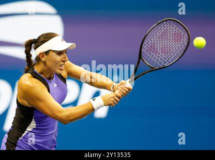 Flushing Meadow, United, Sagte. September 2024. Jessica Pegula kehrt den Ball an IgA Swiatek aus Polen im Halbfinale im Arthur Ashe Stadium bei den US Open Tennis Championships 2024 im USTA Billie Jean King National Tennis Center am Mittwoch, den 4. September 2024 in New York City zurück. Foto: John Angelillo/UPI Credit: UPI/Alamy Live News Stockfoto