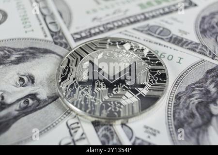 Silbernes Monero-Makrofoto auf 100-Dollar-Scheinen Stockfoto