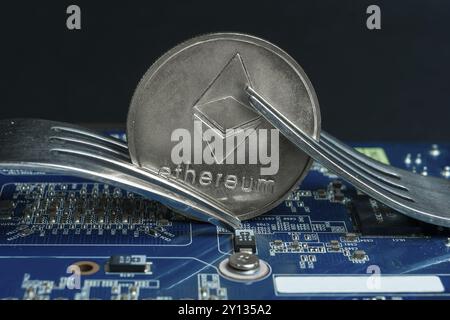 Makrofoto der Kryptowährung Ethereum ETH mit einer Gabel auf dem Motherboard Stockfoto